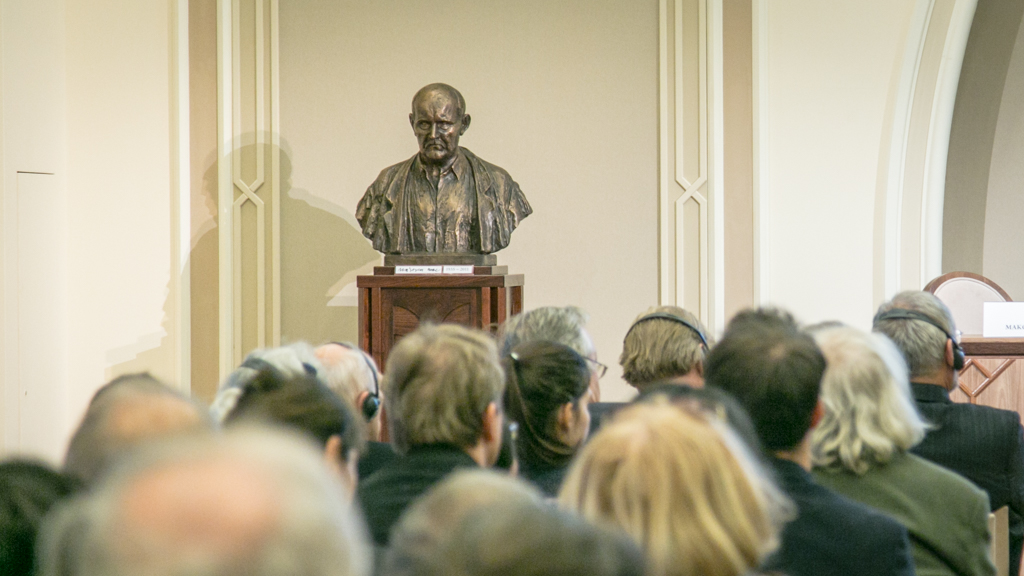 Szoboravató a Nemzetközi Makovecz-konferencián