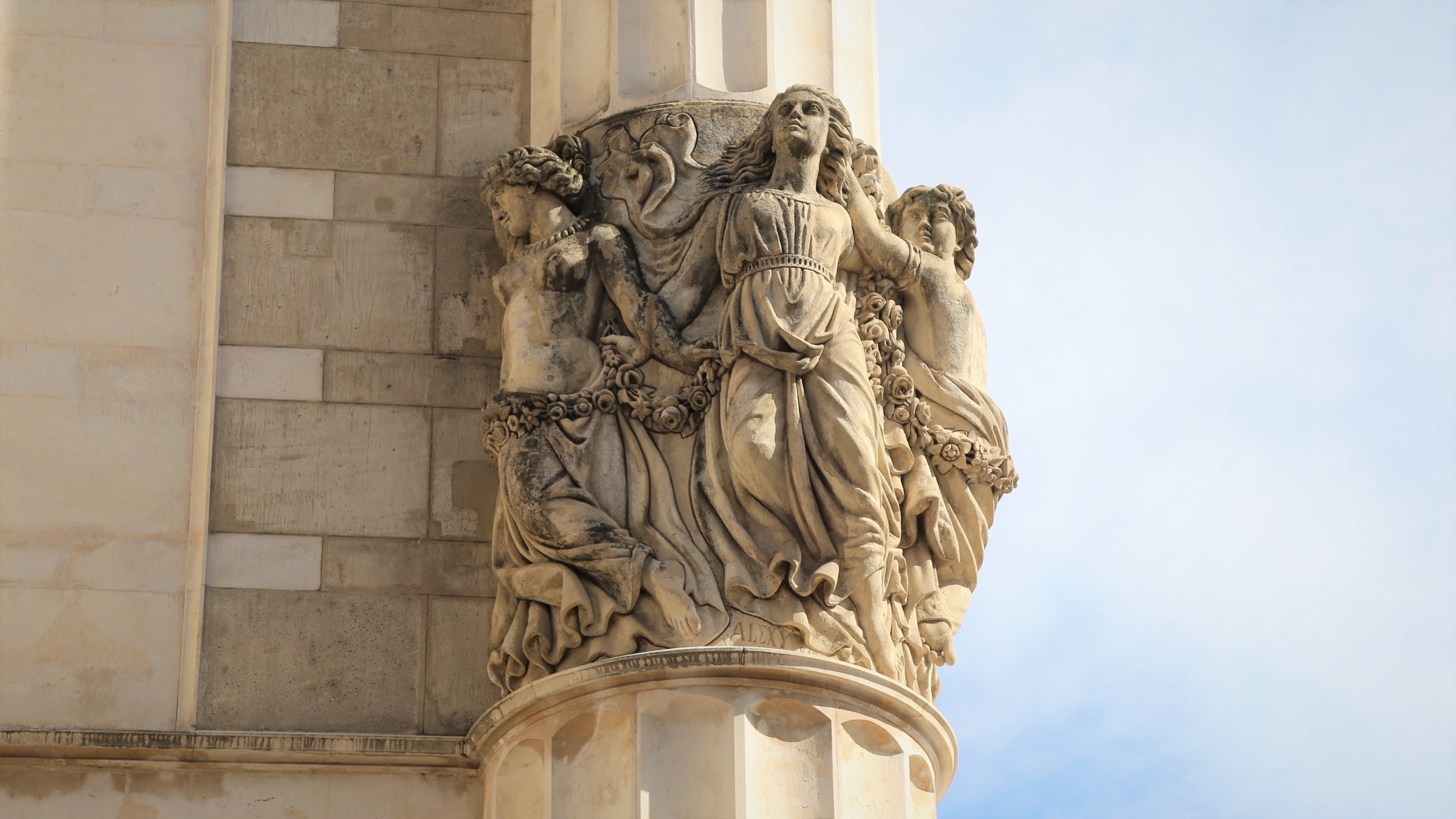 Történetek a Pesti Vigadóból - Homlokzati szobrok